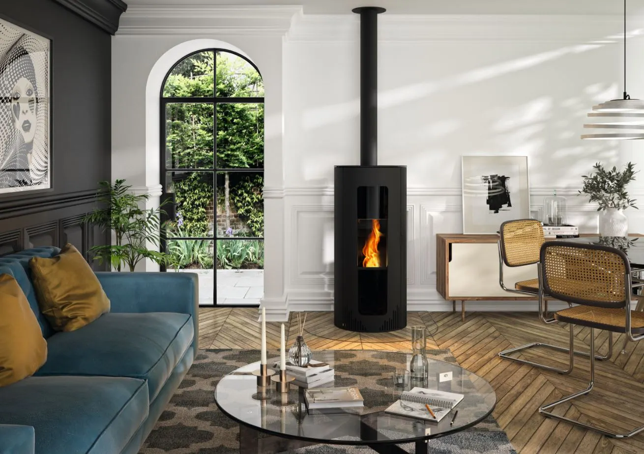 poêle à granulés en action posé contre un mur, à côté d'une feneêtre alcove